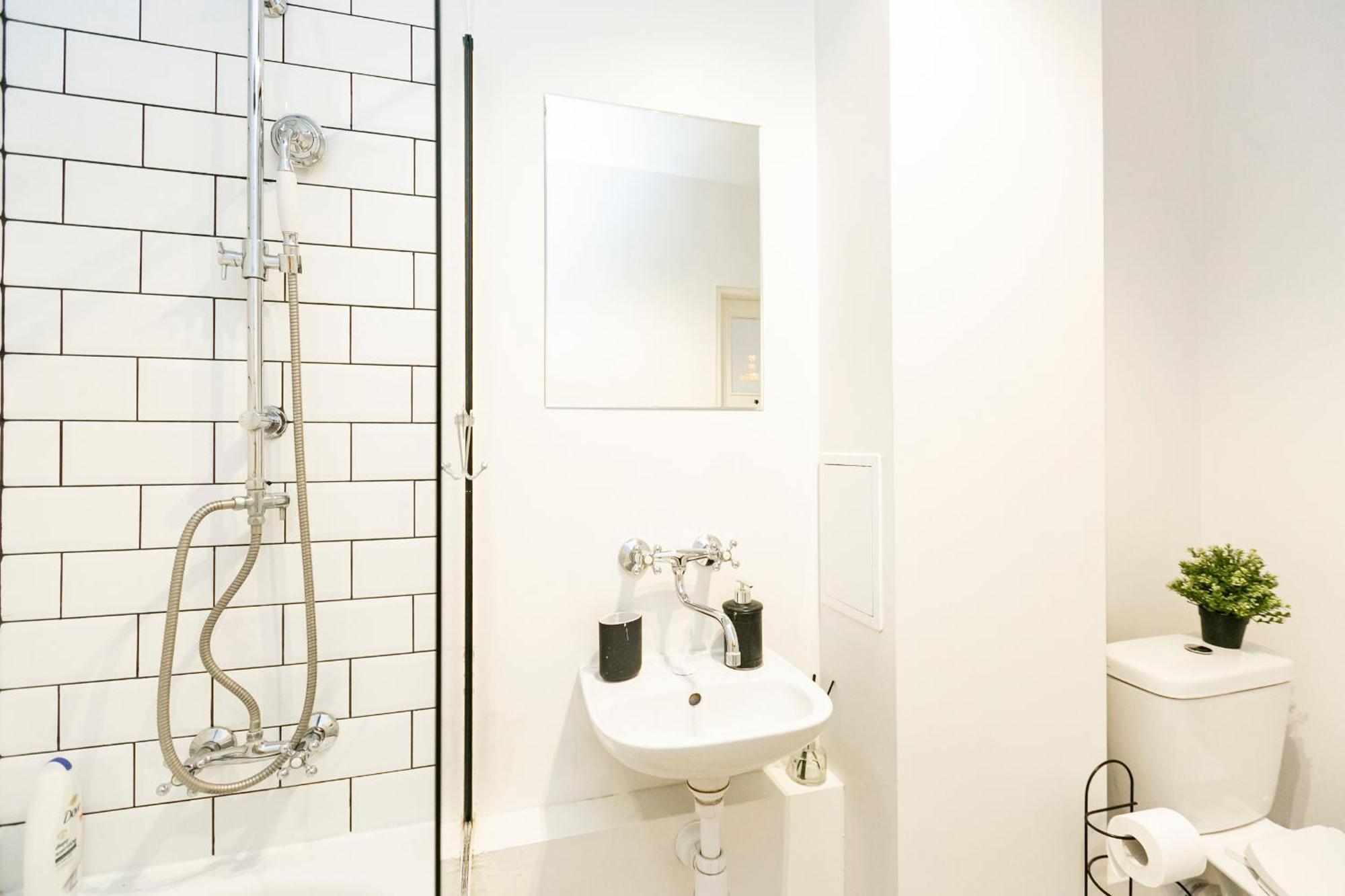 Nowogrodzka 78 - Apartament Dla 4 Osob - 200M Od Szpitala Klinicznego Na Lindleya - 1Km Do Dworca Centralnego - Wifi - Smart Tv 45 Cali Varšava Exteriér fotografie